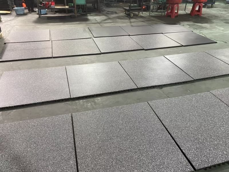 Een dwarsdoorsnede van verschillende diktes rubberen gymvloeren.